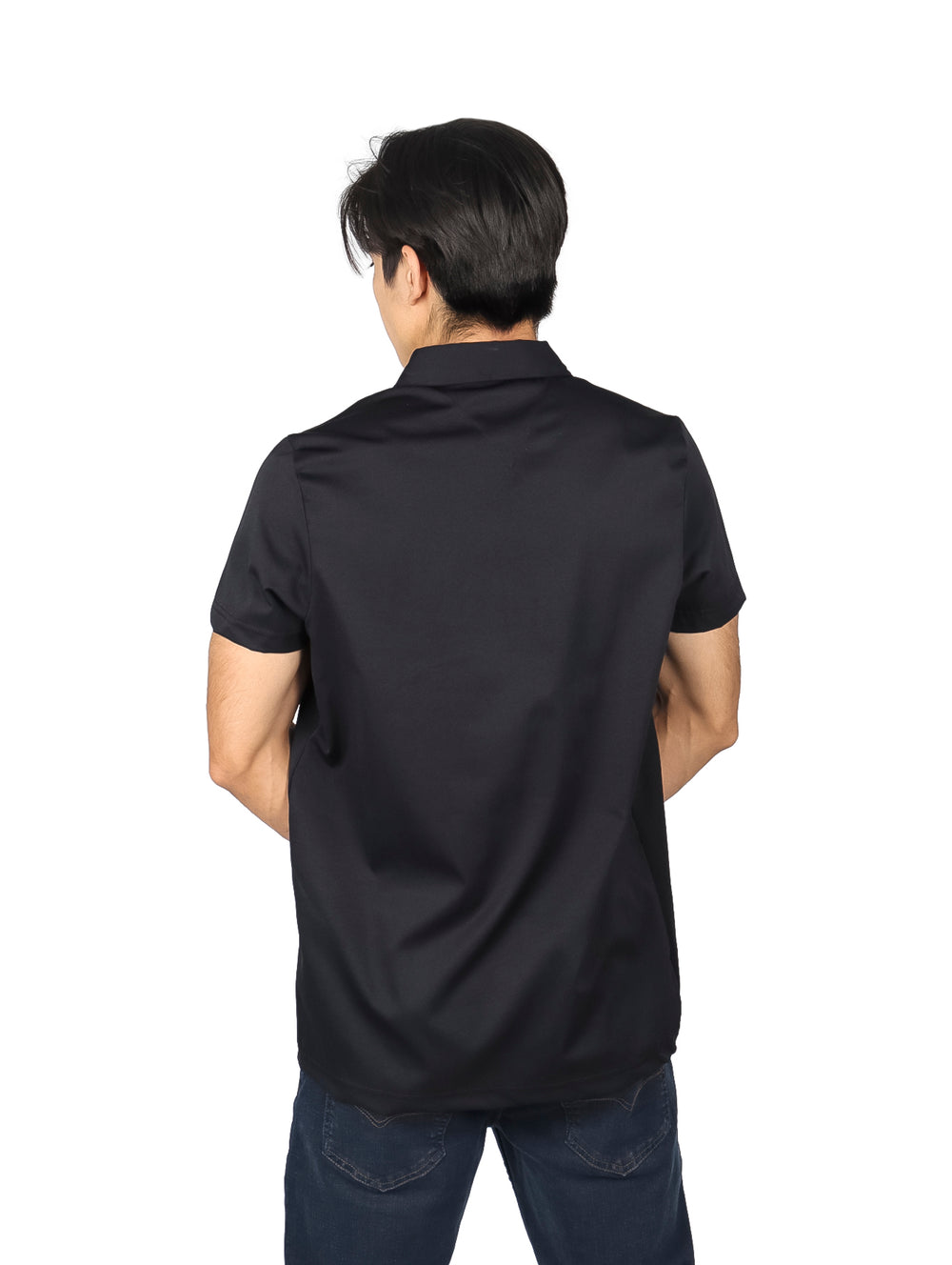 Hombre vistiendo una playera polo de color negro con cuello y manga corta sobre fondo blanco.