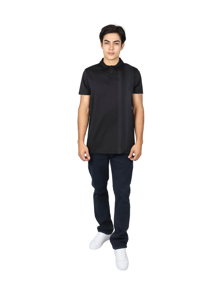 Hombre vistiendo una playera polo de color negro con cuello y manga corta sobre fondo blanco.