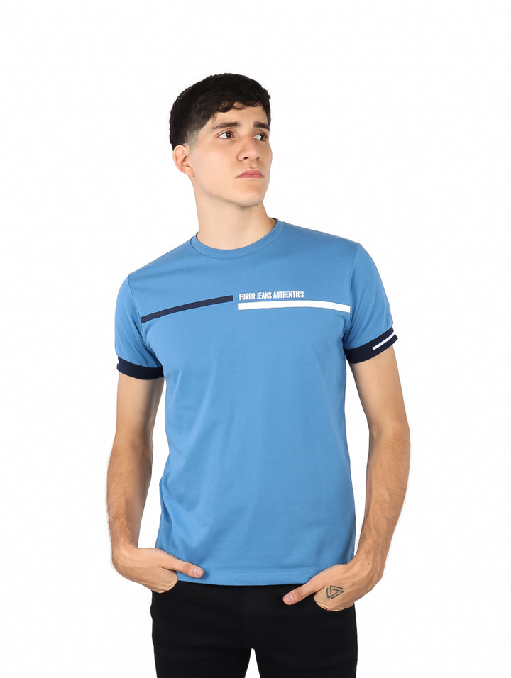Playera azul de manga corta con franja blanca horizontal en el pecho y detalles oscuros en las mangas.
