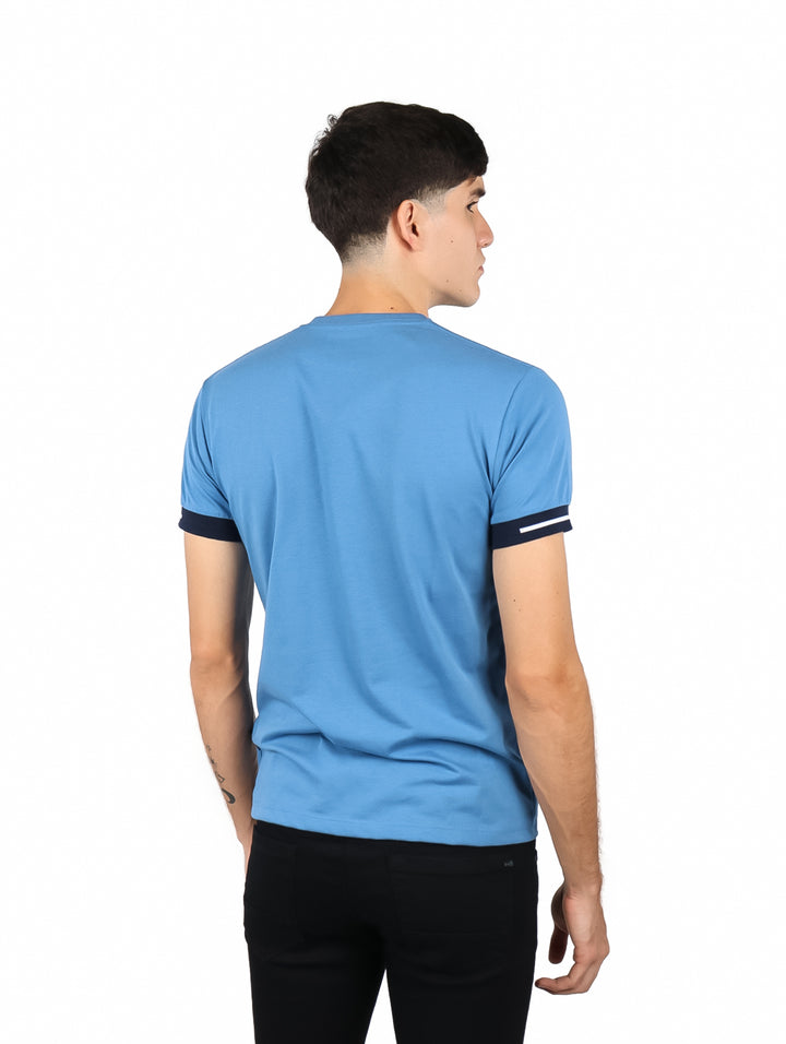 Playera azul de manga corta con franja blanca horizontal en el pecho y detalles oscuros en las mangas.
