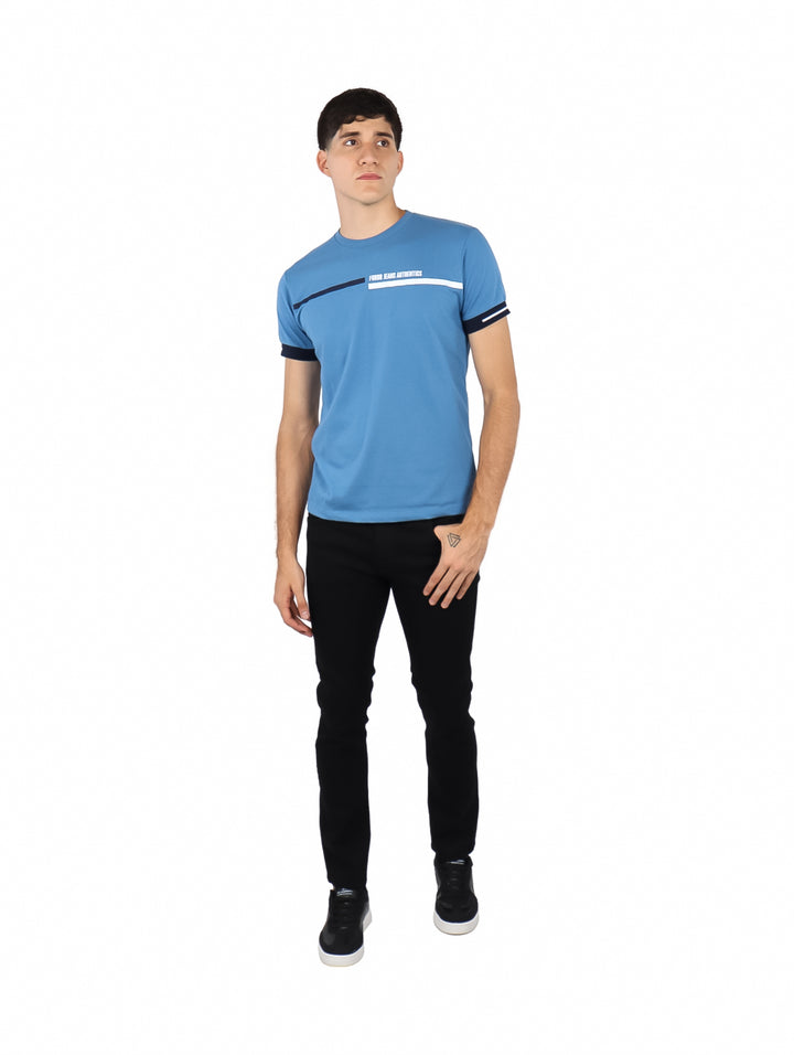 Playera azul de manga corta con franja blanca horizontal en el pecho y detalles oscuros en las mangas.