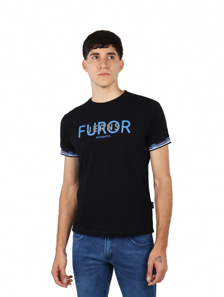 Hombre vistiendo playera negra de manga corta con estampado azul en el pecho y detalles en las mangas.