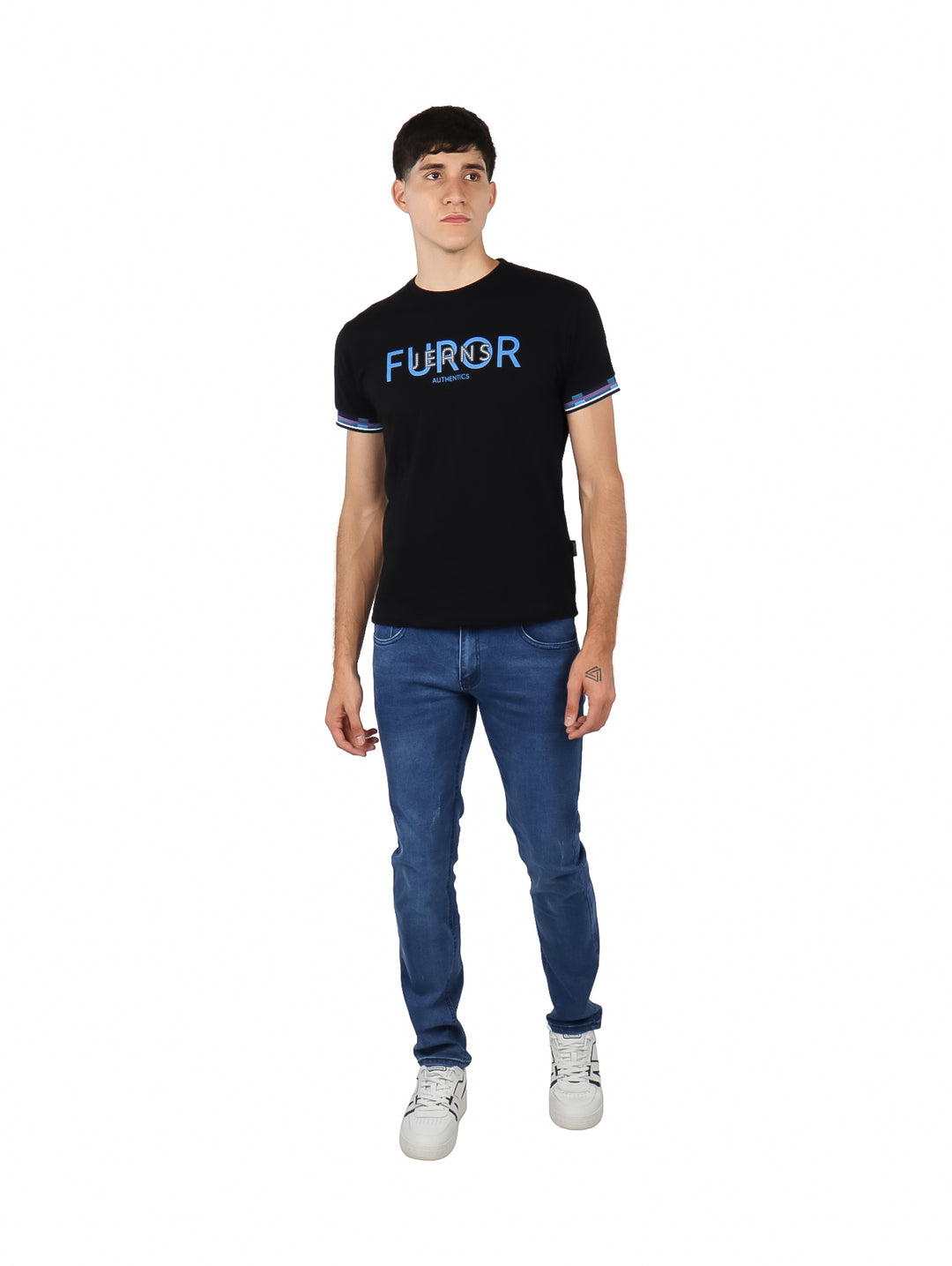 Hombre vistiendo playera negra de manga corta con estampado azul en el pecho y detalles en las mangas.
