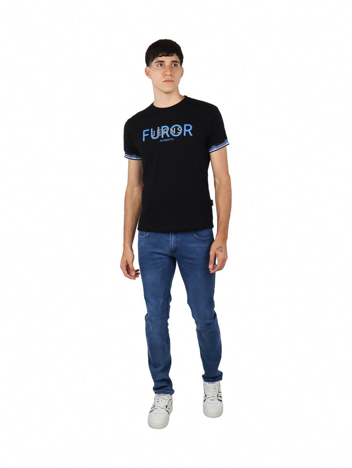 Hombre vistiendo playera negra de manga corta con estampado azul en el pecho y detalles en las mangas.