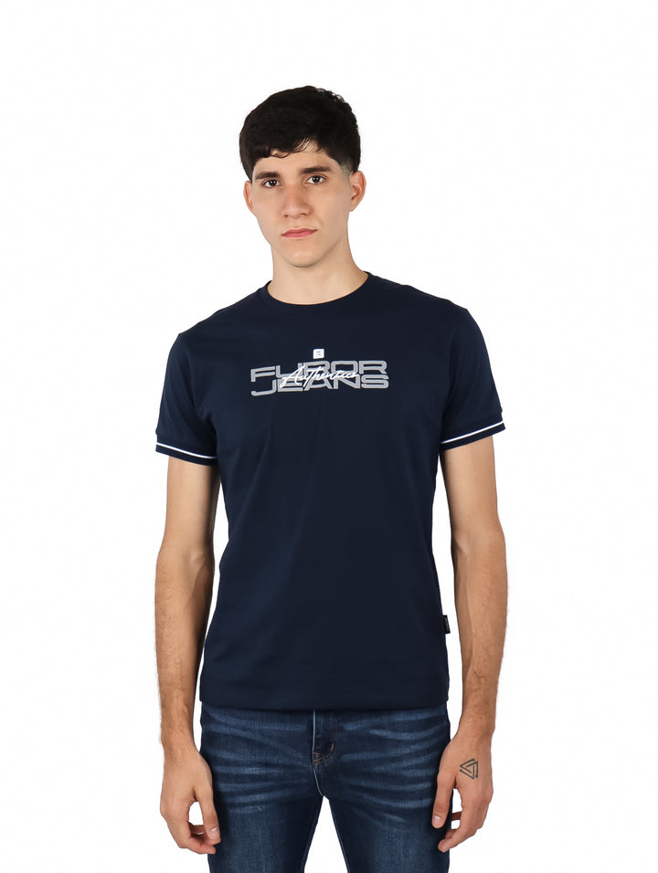 Hombre vistiendo playera Furor color azul marino con estampado blanco en el pecho y detalles en las mangas.