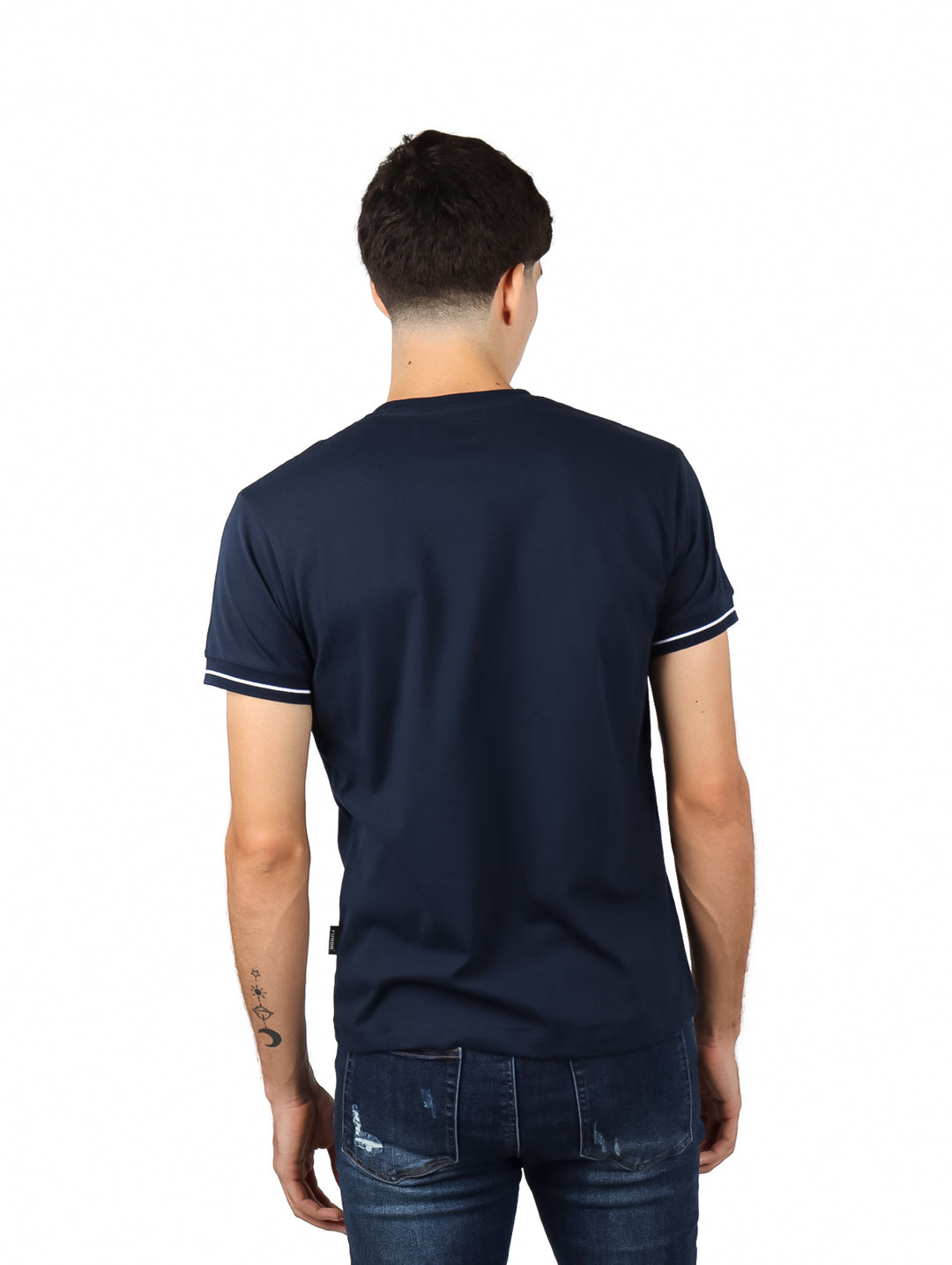 Hombre vistiendo playera Furor color azul marino con estampado blanco en el pecho y detalles en las mangas.