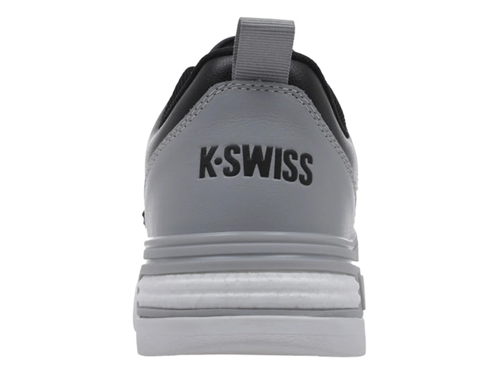 Tenis K-Swiss en colores negro, gris y blanco con suela gruesa y diseño deportivo.
