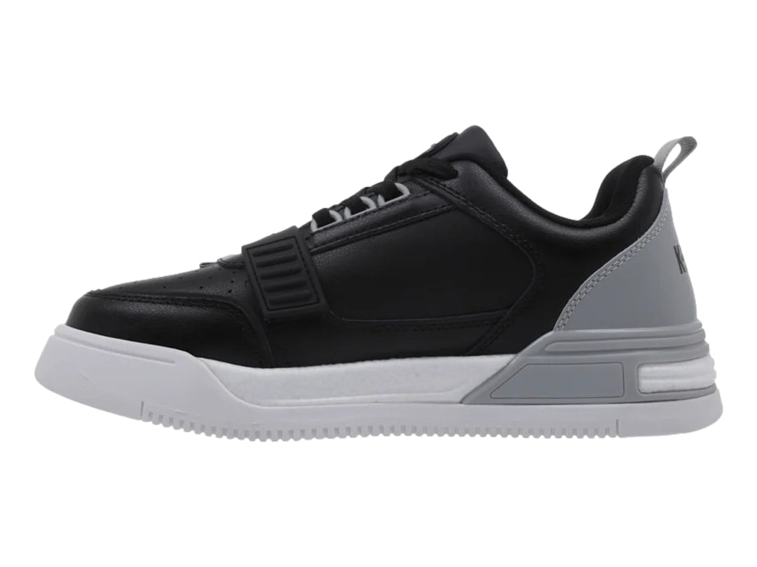 Tenis K-Swiss en colores negro, gris y blanco con suela gruesa y diseño deportivo.