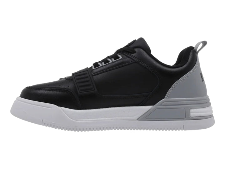 Tenis K-Swiss en colores negro, gris y blanco con suela gruesa y diseño deportivo.