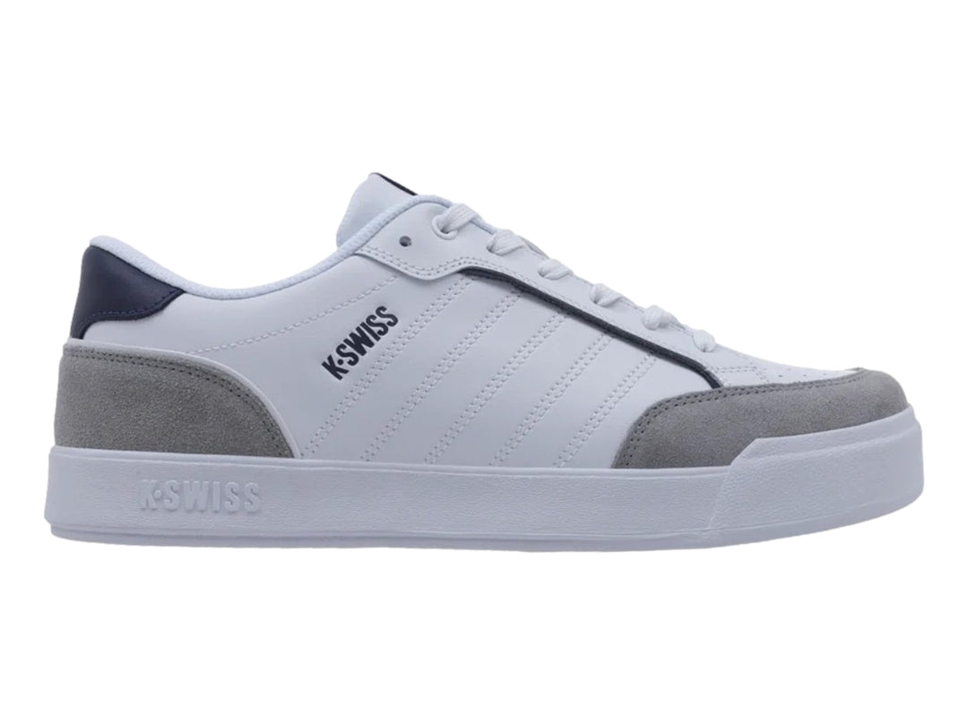 Tenis K-Swiss blancos con detalles en gris y azul marino, diseño casual deportivo.