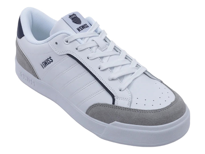 Tenis K-Swiss blancos con detalles en gris y azul marino, diseño casual deportivo.