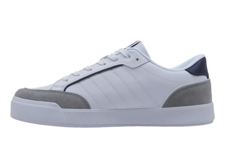 Tenis K-Swiss blancos con detalles en gris y azul marino, diseño casual deportivo.