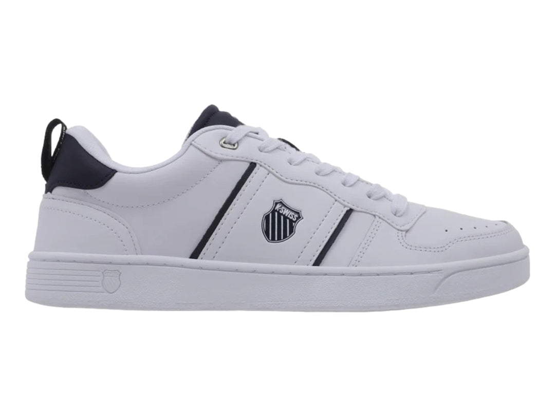 Tenis K-Swiss blancos con franjas y detalles en azul marino.