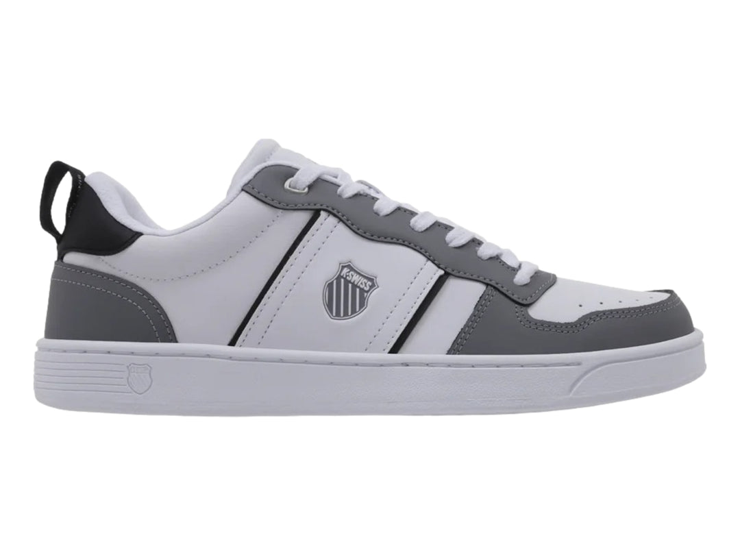 Tenis K-Swiss modelo Lozan Match en colores blanco y gris con detalles en negro y suela blanca.