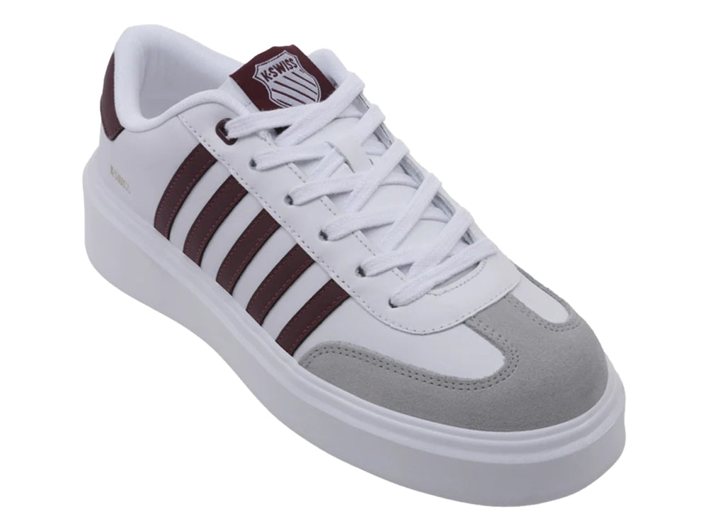 Tenis K-Swiss Francis Court Platform en color blanco con franjas negras laterales y suela de plataforma blanca.