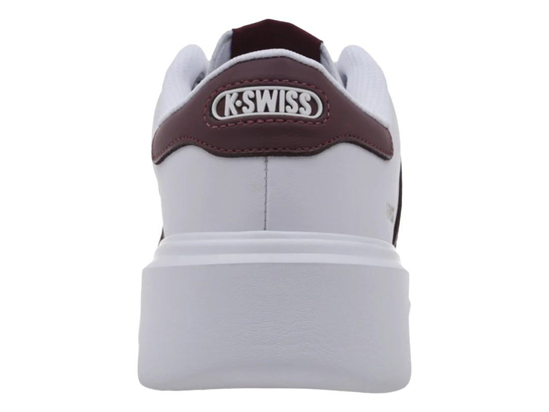 Tenis K-Swiss Francis Court Platform en color blanco con franjas negras laterales y suela de plataforma blanca.