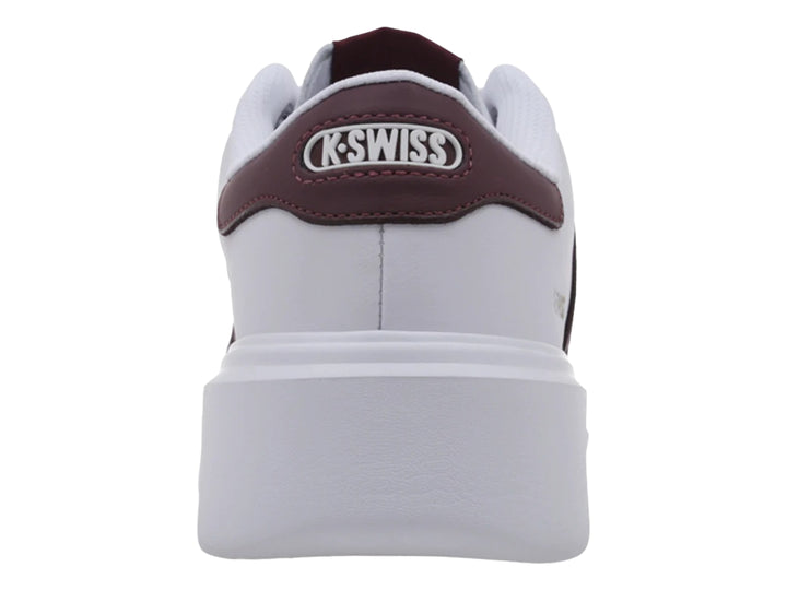 Tenis K-Swiss Francis Court Platform en color blanco con franjas negras laterales y suela de plataforma blanca.