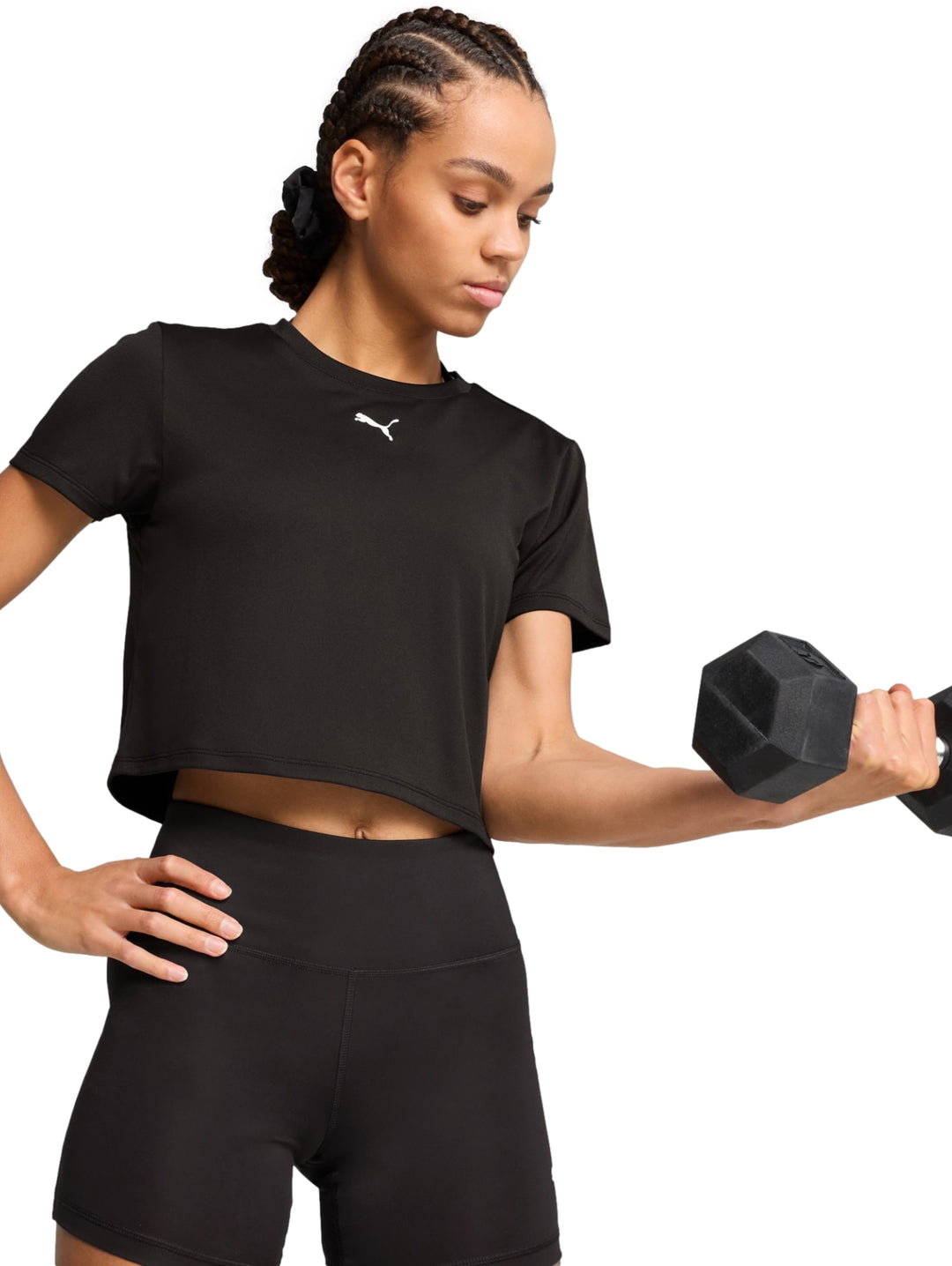 Mujer vistiendo una camiseta deportiva corta color negro de la marca PUMA.