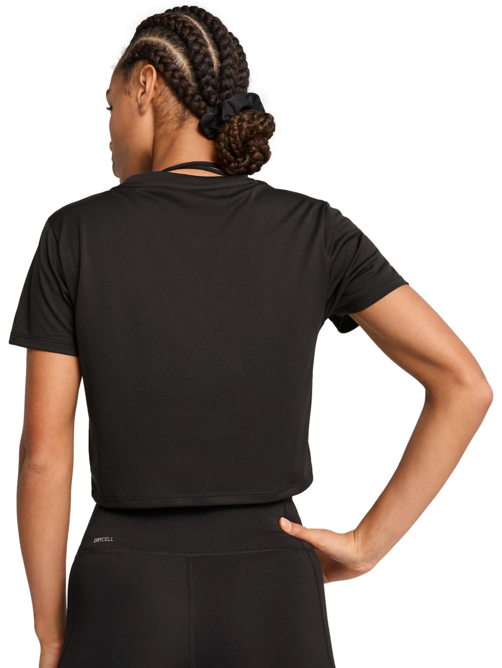 Mujer vistiendo una camiseta deportiva corta color negro de la marca PUMA.