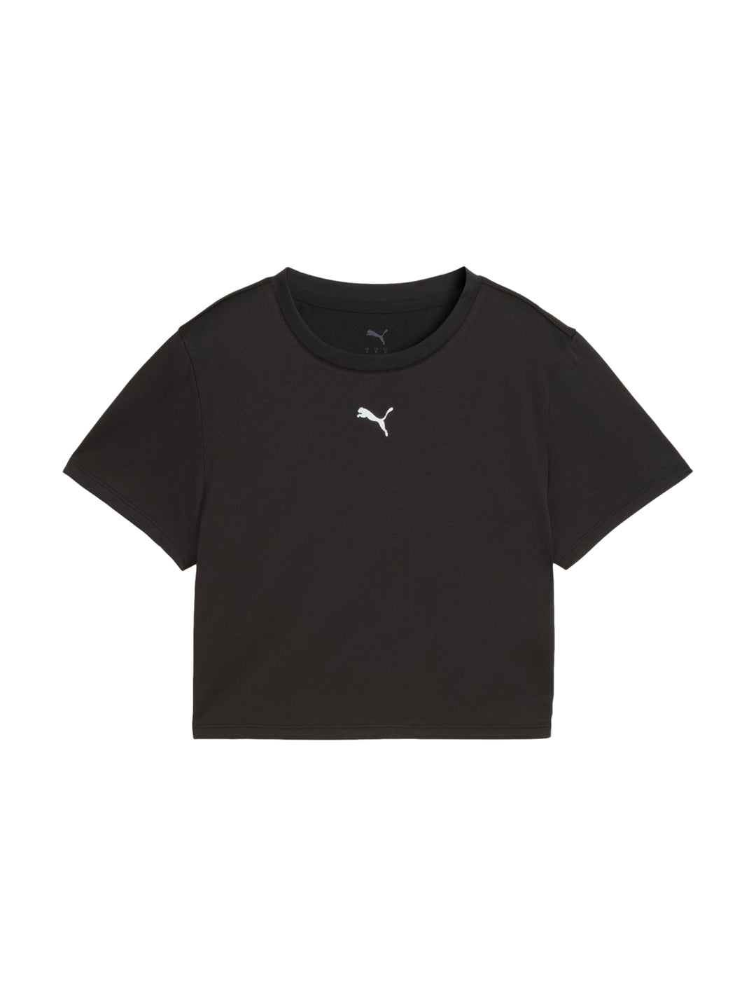 Mujer vistiendo una camiseta deportiva corta color negro de la marca PUMA.