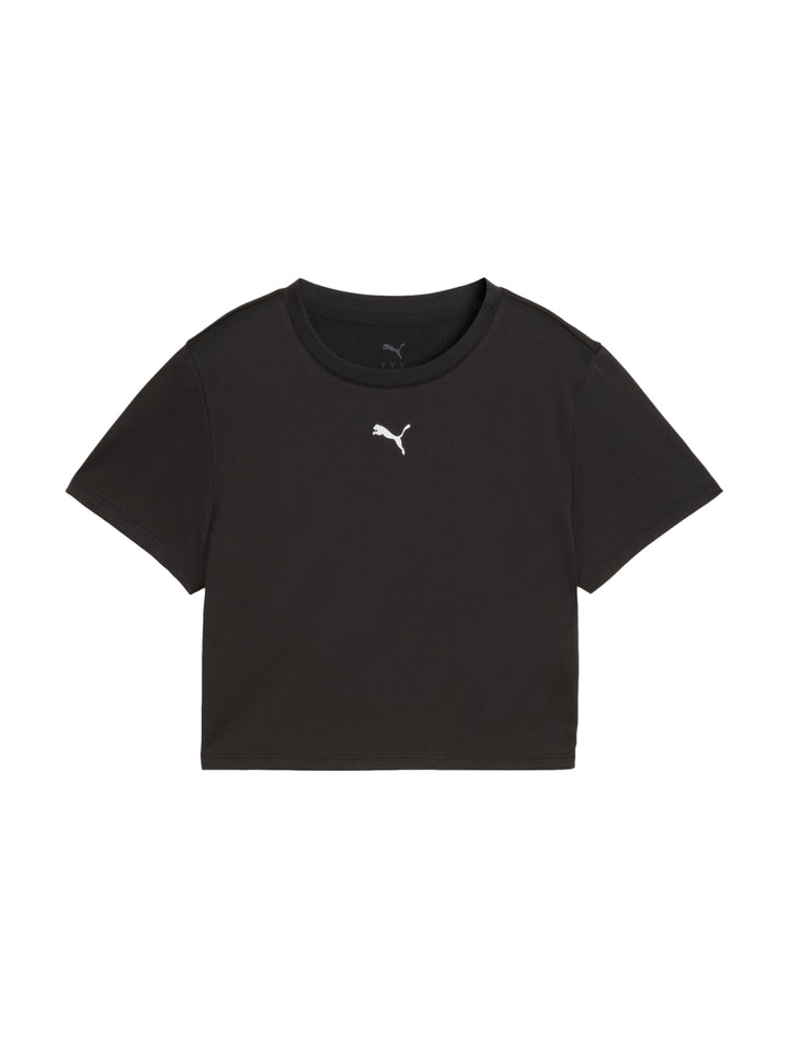 Mujer vistiendo una camiseta deportiva corta color negro de la marca PUMA.