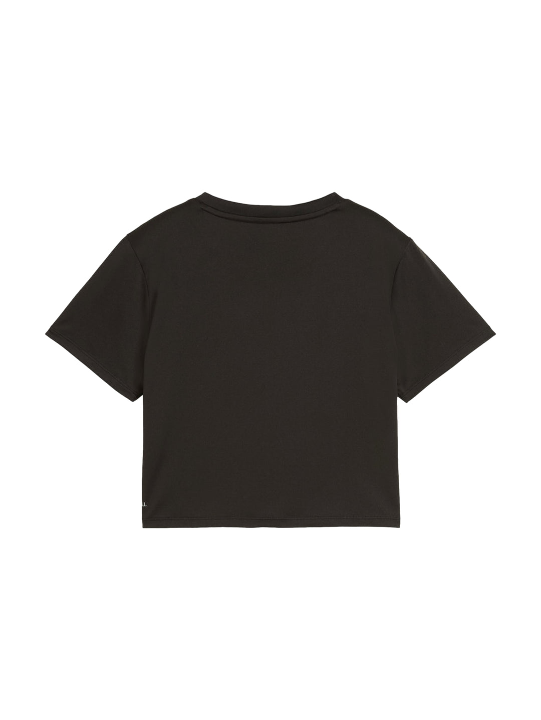 Mujer vistiendo una camiseta deportiva corta color negro de la marca PUMA.