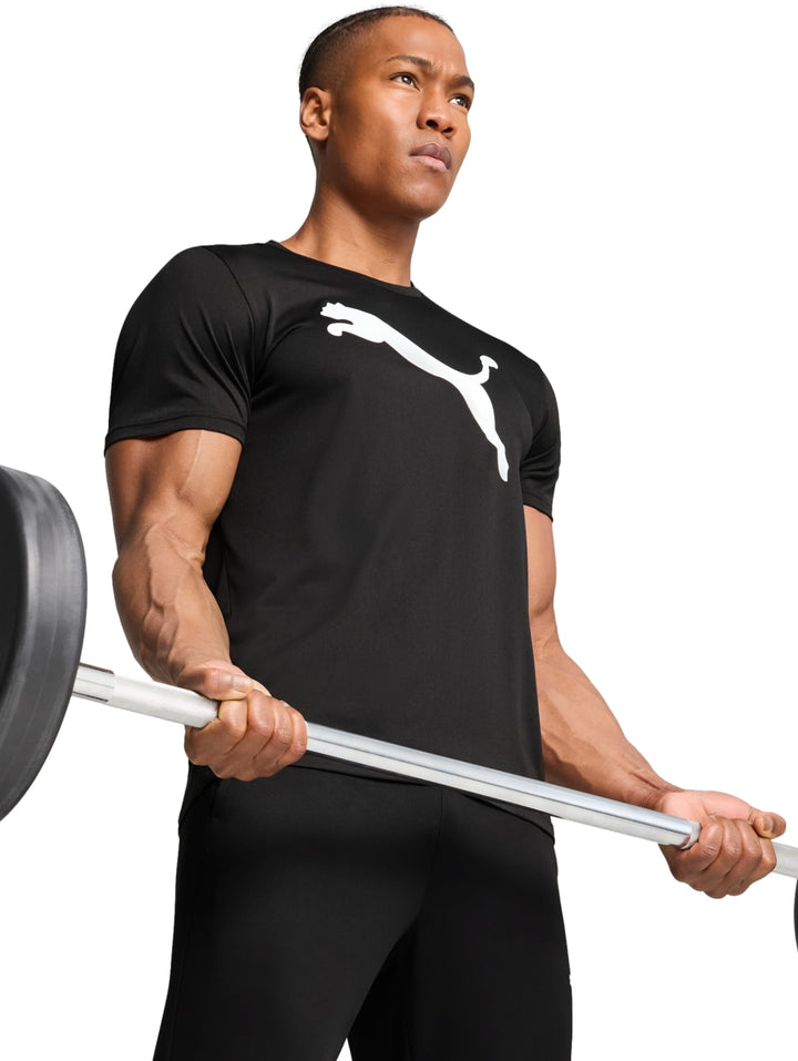 Hombre vistiendo playera deportiva PUMA color negro con logotipo blanco en el pecho.