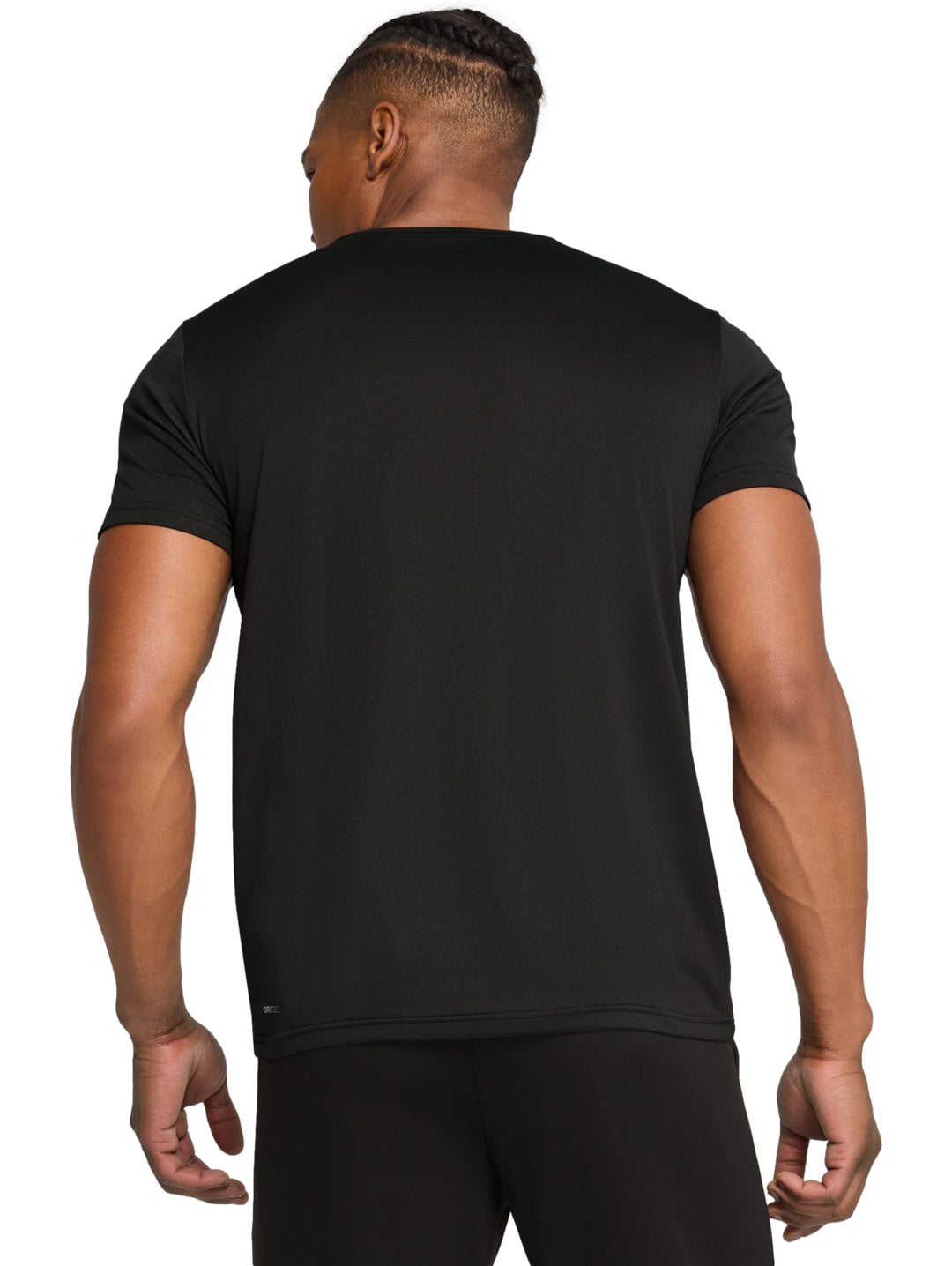 Hombre vistiendo playera deportiva PUMA color negro con logotipo blanco en el pecho.