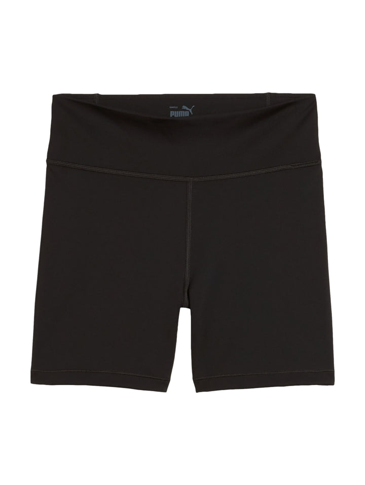 Mujer vistiendo biker shorts negros ajustados de la marca Puma.