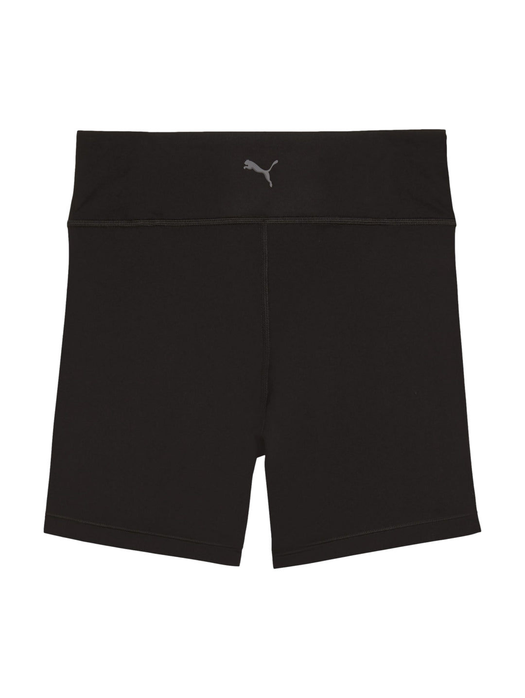 Mujer vistiendo biker shorts negros ajustados de la marca Puma.