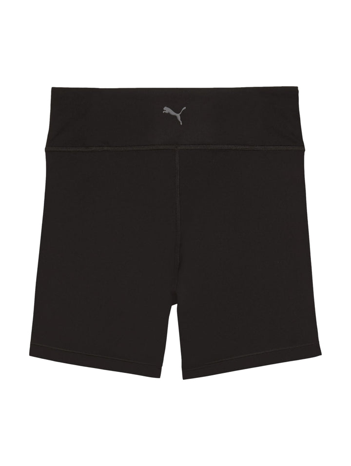 Mujer vistiendo biker shorts negros ajustados de la marca Puma.