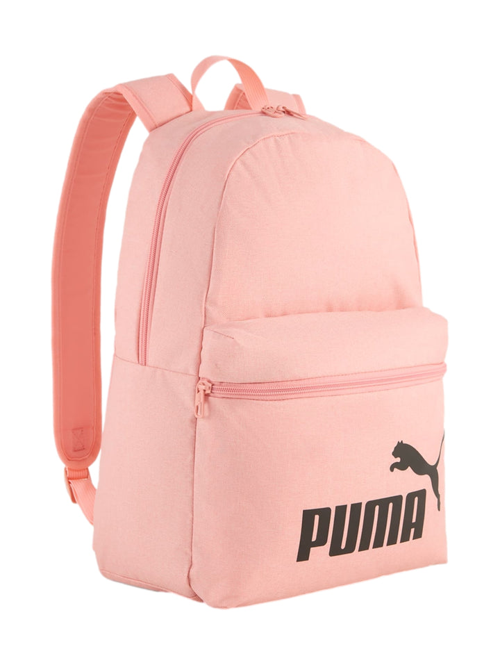 Mochila escolar PUMA color rosa con bolsillo frontal y logotipo de la marca en color gris oscuro.
