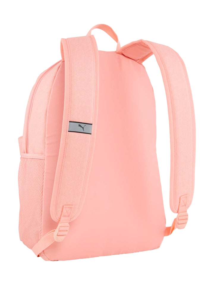 Mochila escolar PUMA color rosa con bolsillo frontal y logotipo de la marca en color gris oscuro.