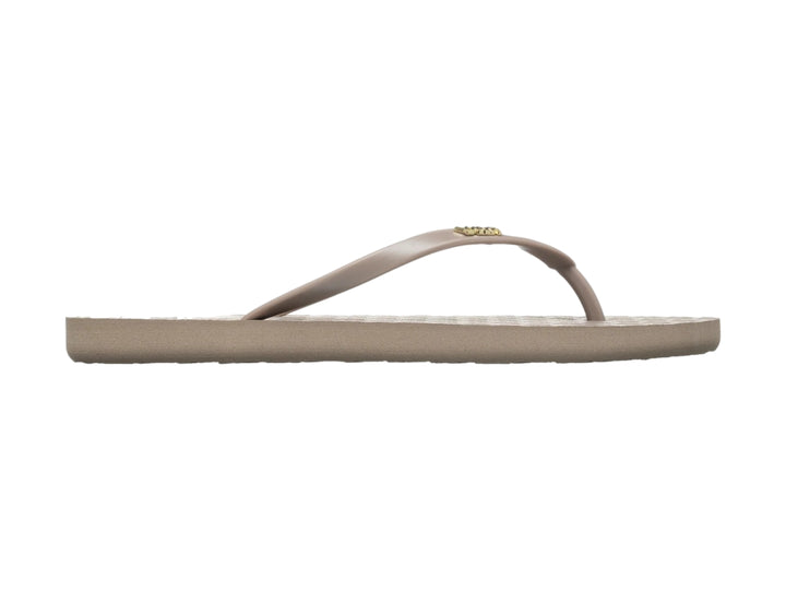 Sandalias de dedo color taupe marca Roxy con diseño plano y minimalista.