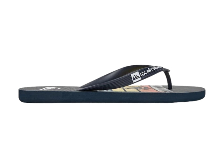 Sandalias Quiksilver color azul oscuro con correa negra y detalles blancos en la plantilla.