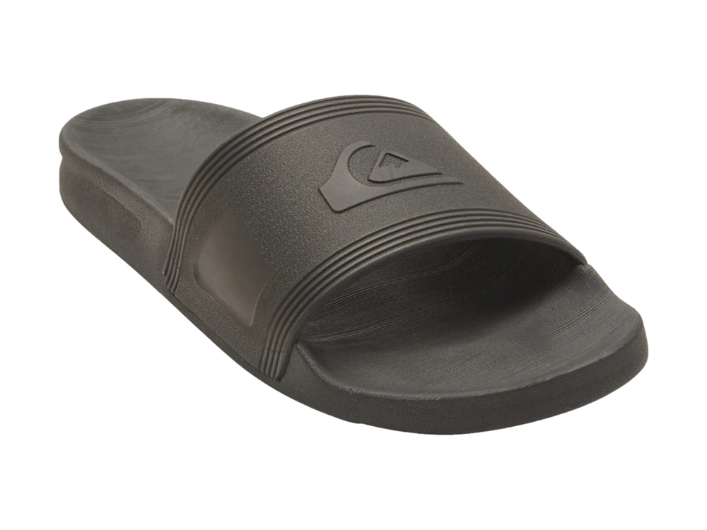 Sandalia tipo slide de color negro mate de la marca Quiksilver.