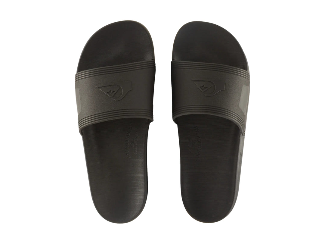Sandalia tipo slide de color negro mate de la marca Quiksilver.