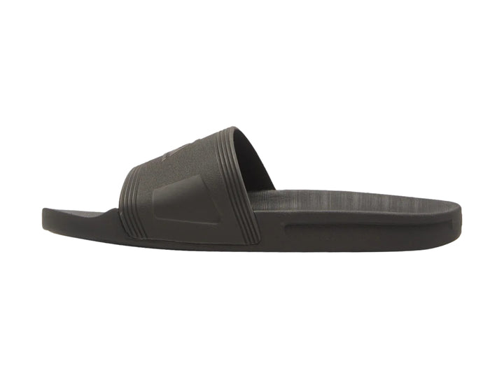 Sandalia tipo slide de color negro mate de la marca Quiksilver.
