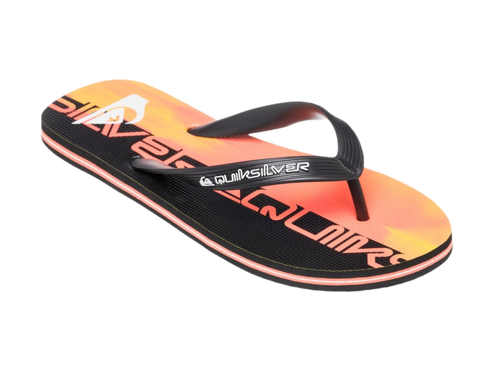 Sandalias Quiksilver con correa negra y suela multicolor en tonos coral y negro.