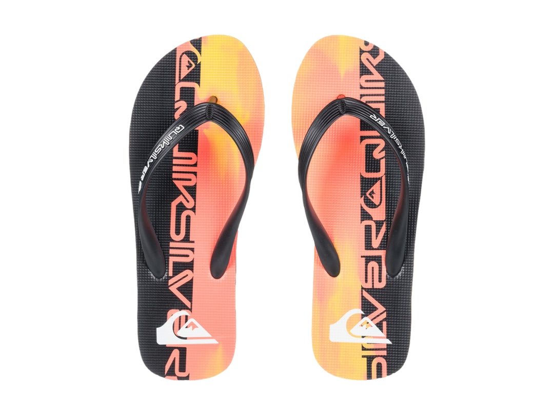Sandalias Quiksilver con correa negra y suela multicolor en tonos coral y negro.