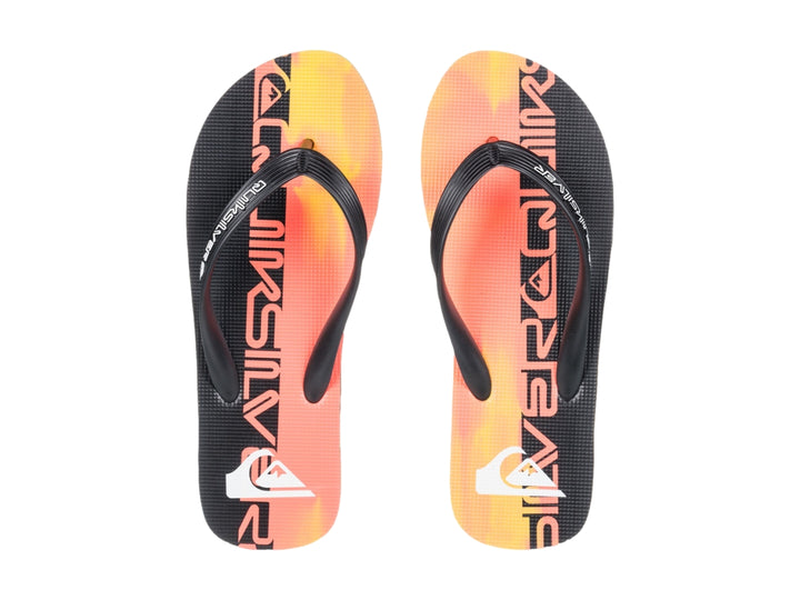 Sandalias Quiksilver con correa negra y suela multicolor en tonos coral y negro.