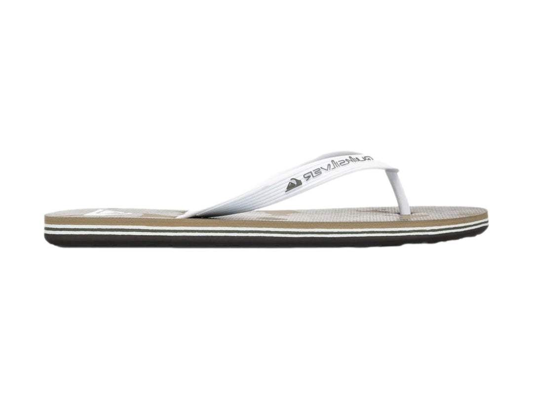 Sandalias Quiksilver color beige con tiras blancas y suela negra, estilo casual para playa.
