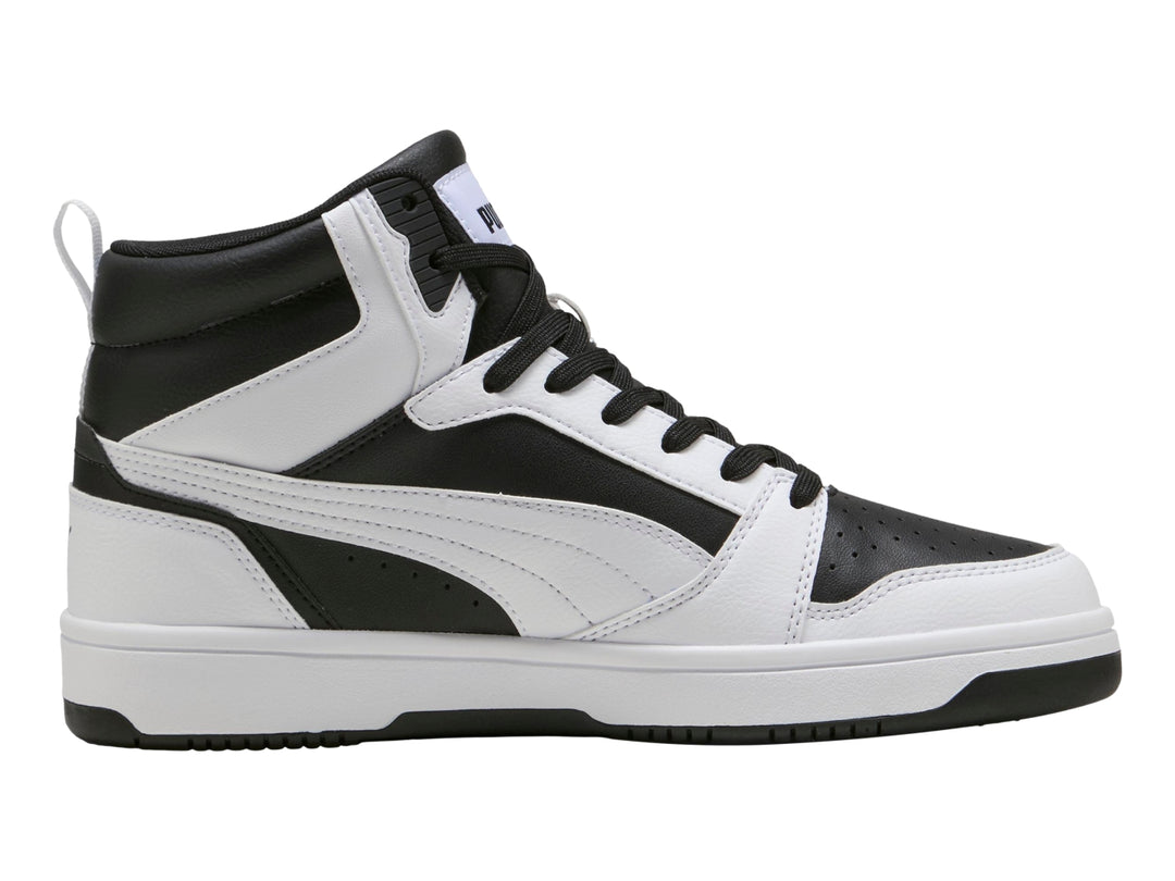 Tenis PUMA Rebound V6 de bota alta en colores blanco y negro con suela blanca.