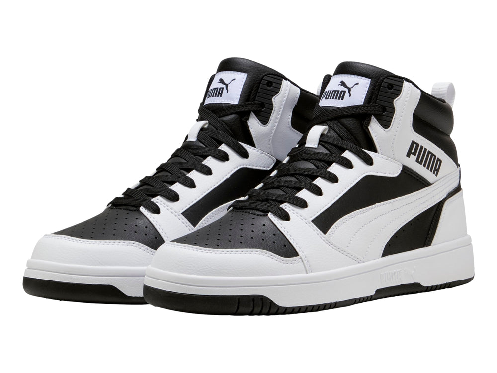 Tenis PUMA Rebound V6 de bota alta en colores blanco y negro con suela blanca.