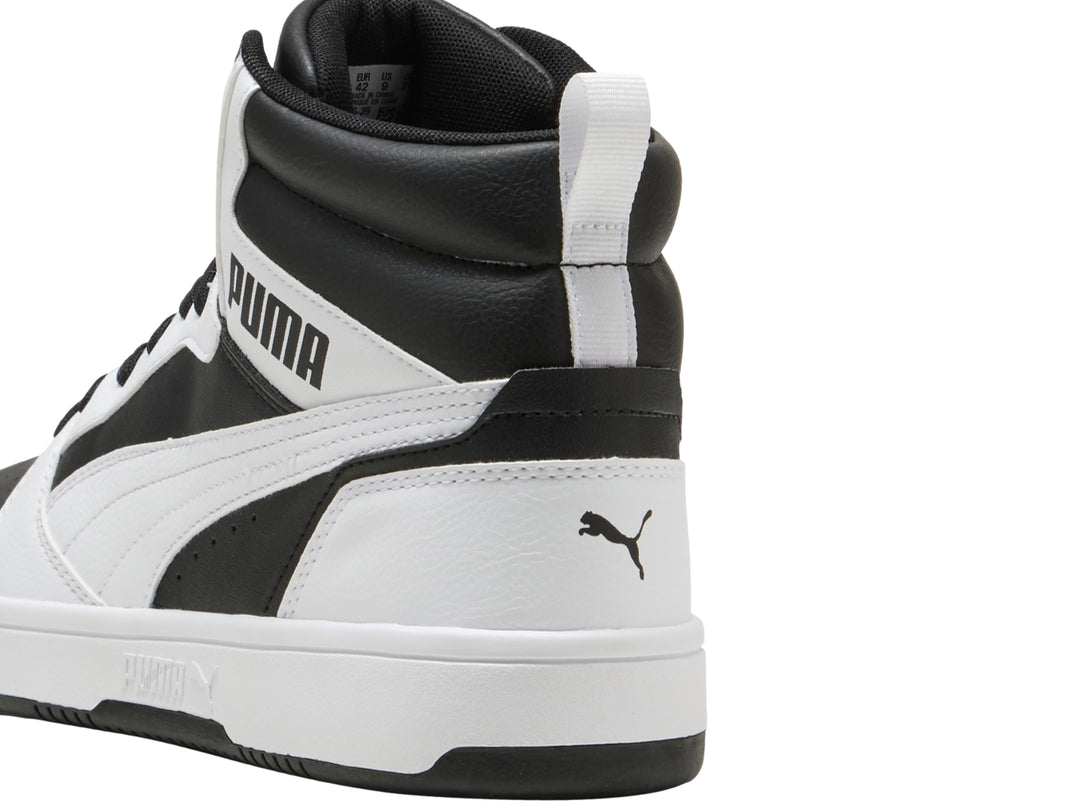 Tenis PUMA Rebound V6 de bota alta en colores blanco y negro con suela blanca.