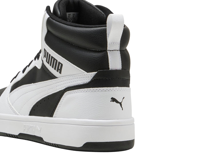 Tenis PUMA Rebound V6 de bota alta en colores blanco y negro con suela blanca.