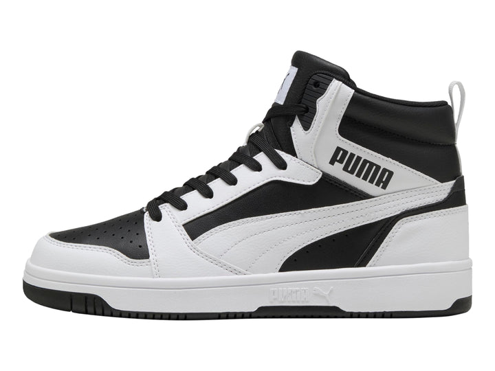 Tenis PUMA Rebound V6 de bota alta en colores blanco y negro con suela blanca.