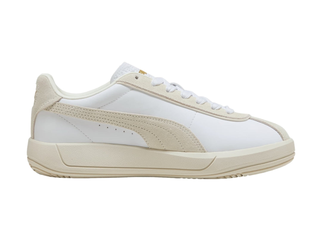 Tenis PUMA Club Klassika color blanco y crema con suela plana y cordones.