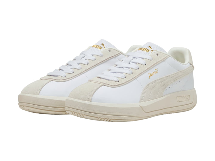 Tenis PUMA Club Klassika color blanco y crema con suela plana y cordones.