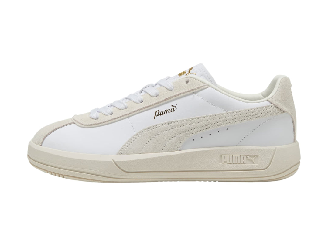 Tenis PUMA Club Klassika color blanco y crema con suela plana y cordones.